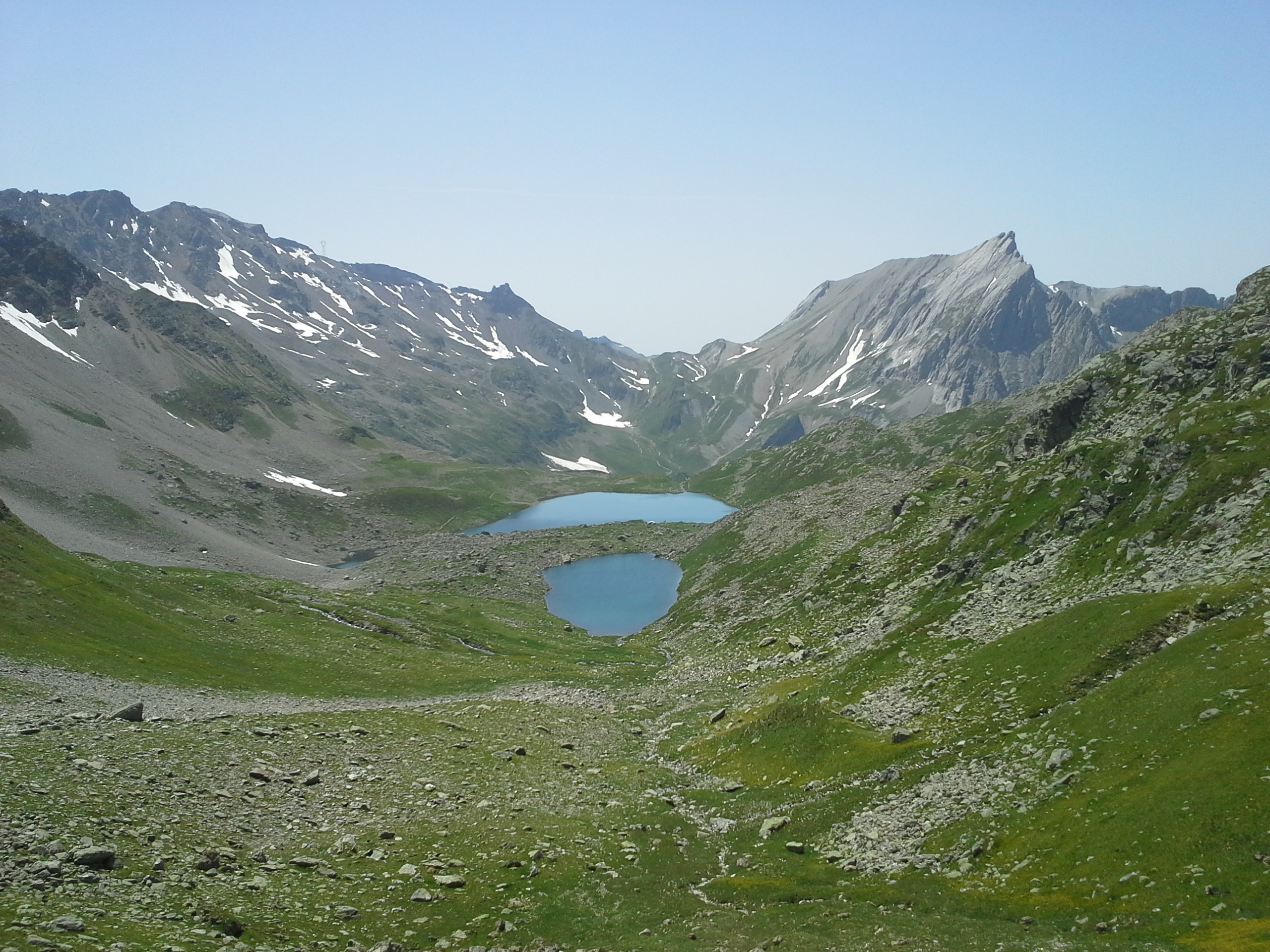 Vue sur les lacs Jovet depuis le fond de la combe - Camptocamp.org