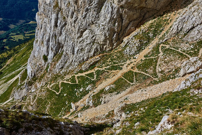 Sentier de descente en versant E du Col des 2 Soeurs Sentier de descente en versant E du Col des 2 Soeurs
