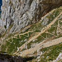 Sentier de descente en versant E du Col des 2 Soeurs