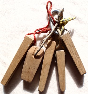 Coins de bois pour l'assurage utilisés aux Aiguilles dans le passé Coins de bois pour l'assurage utilisés aux Aiguilles dans le passé