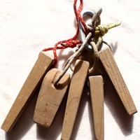 Coins de bois pour l'assurage utilisés aux Aiguilles dans le passé