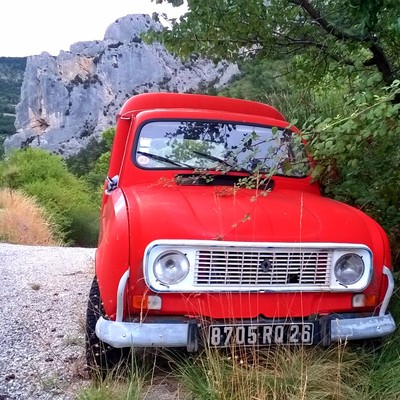 4L rouge et falaise de Bellecombe-Tarendol