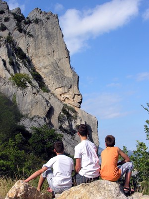 Face NE, deux grimpeurs au R3 de "La fuite enchantée (Grande arête)"