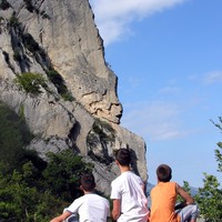 Face NE, deux grimpeurs au R3 de "La fuite enchantée (Grande arête)"