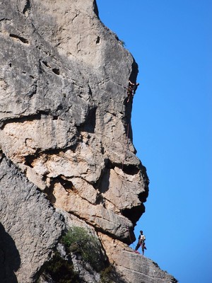 PP dans le crux de la L3 de "La fuite enchantée (Grande arête). Gros plan sur l'Indien de Tarendol.