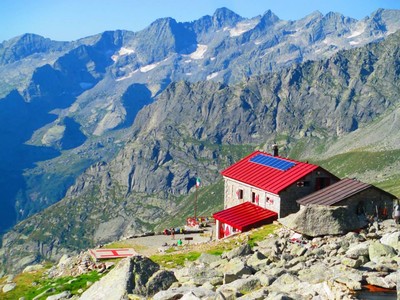 Rifugio Gianetti à la montée vers le Pizzo Cengalo Rifugio Gianetti à la montée vers le Pizzo Cengalo