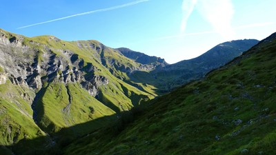 Col de Barberine et à gauche la pente en herbe amenant à la crête de la Chaux Col de Barberine et à gauche la pente en herbe amenant à la crête de la Chaux