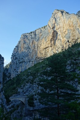 la falaise vue du pont d'Aiglun la falaise vue du pont d'Aiglun