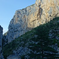 la falaise vue du pont d'Aiglun