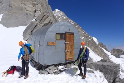 Le Bivouac Canzio (3825m). On fait juste une petite pause et on repart (on bivouaquera à la Pointe Margherite (4065m) pour gagner du temps le lendema Le Bivouac Canzio (3825m). On fait juste une petite pause et on repart (on bivouaquera à la Pointe Margherite (4065m) pour gagner du temps le lendema