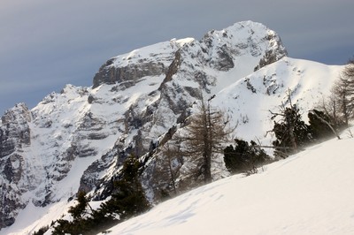 Hiver : Kukova špica et Škrnatarica juste derrière Hiver : Kukova špica et Škrnatarica juste derrière