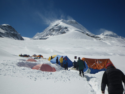 Au camp de base du Tukuche Peak (Népal) avec nos sauveurs, après la tempète d'octobre 2014