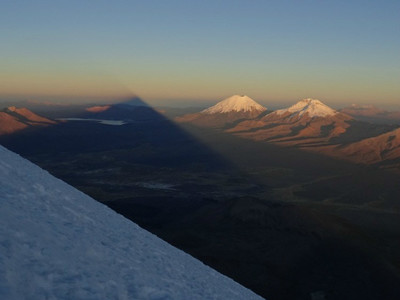 L'ombre du Sajama sur le Sud Lipiez Bolivien ! Il fait vraiment froid, mais nous allons bientôt sortir de cette ombre...