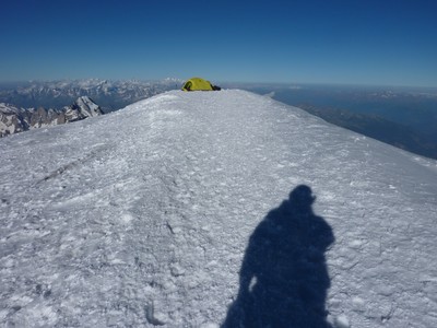 Sommet du Mont-Blanc 30 juin 2015 a 19h05 et surprise une tente est plantée au sommet!