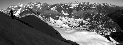 Face N de la Munia : vol au-dessus de Troumouse, Gavarnie et le Vignemale en toile de fond.