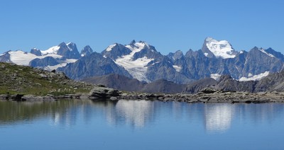 Les Ecrins depuis le lac des Gardioles