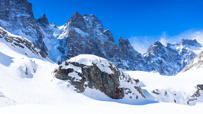 Bon ski de printemps sur le glacier noir