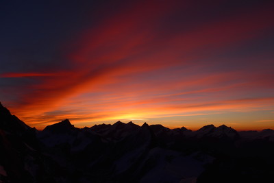première lumière sur l'arête Sud depuis la dent blanche