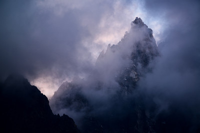 L'arête nord des Grands Charmoz entre ombre et lumiere. Massif du Mont-Blanc.