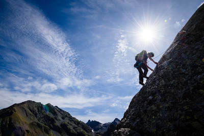 Silhouette de grimpeur en contrejour en montagne. Voie Tobey au Galeteau. Massif de Belledonne.