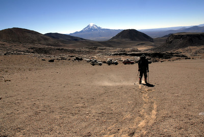 Retour prématuré aux jeeps à l'Acotango (6052m), à cause du mal d'altitude. Au fond, trône le Sajama, plus haute montagne de la Bolivie.