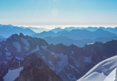 Survol du glacier noir, les Agneaux guettent