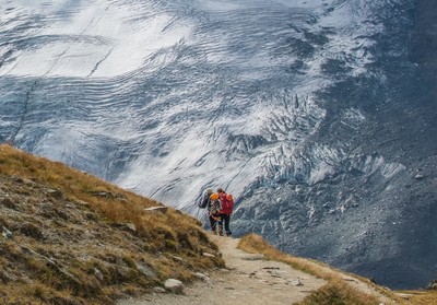 L'homme face à la rencontre des Grenzgletscher et Zwilingsgletsher