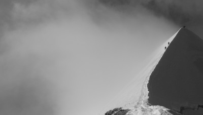 Sur le fil entre ombre et lumière.