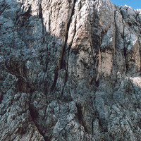Dovški Križ, arête W : Megakamin, IV+, 150 m
