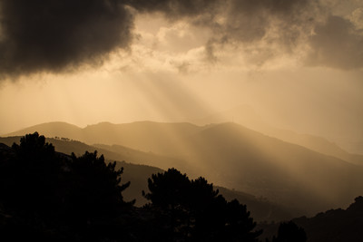 Montagnes corses sous la pluie du soir