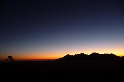 La nuit tombe sur le Namib Desert.