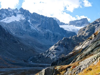Le Gross Diamantstock au fond et la Bächlitalhütte sur son promontoire