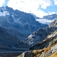 Le Gross Diamantstock au fond et la Bächlitalhütte sur son promontoire