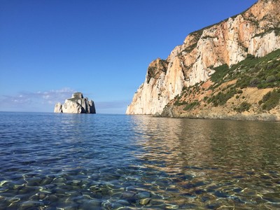 La falaise de Masua et l'île du Pan di Zucchero La falaise de Masua et l'île du Pan di Zucchero