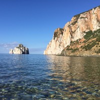 La falaise de Masua et l'île du Pan di Zucchero