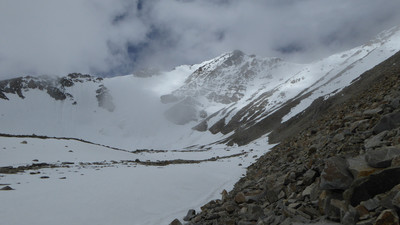 Cirque avec le Mentok I au fond : accessible par un couloir à droite, ou par l'arête à gauche