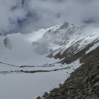 Cirque avec le Mentok I au fond : accessible par un couloir à droite, ou par l'arête à gauche