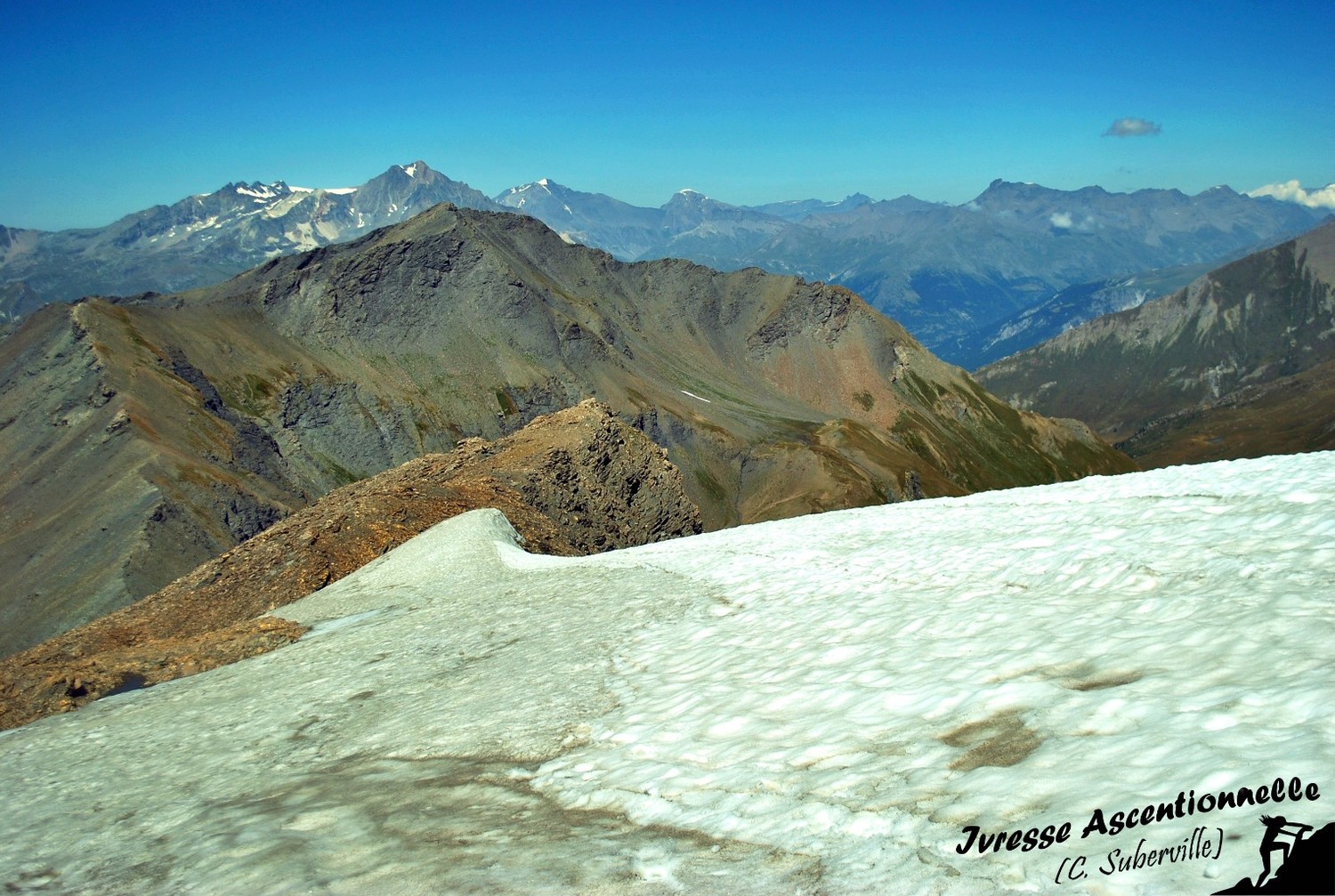 Névé permanent sous Cime du Grand Vallon, vu sur l'arête de la Belle Plinier (en face)