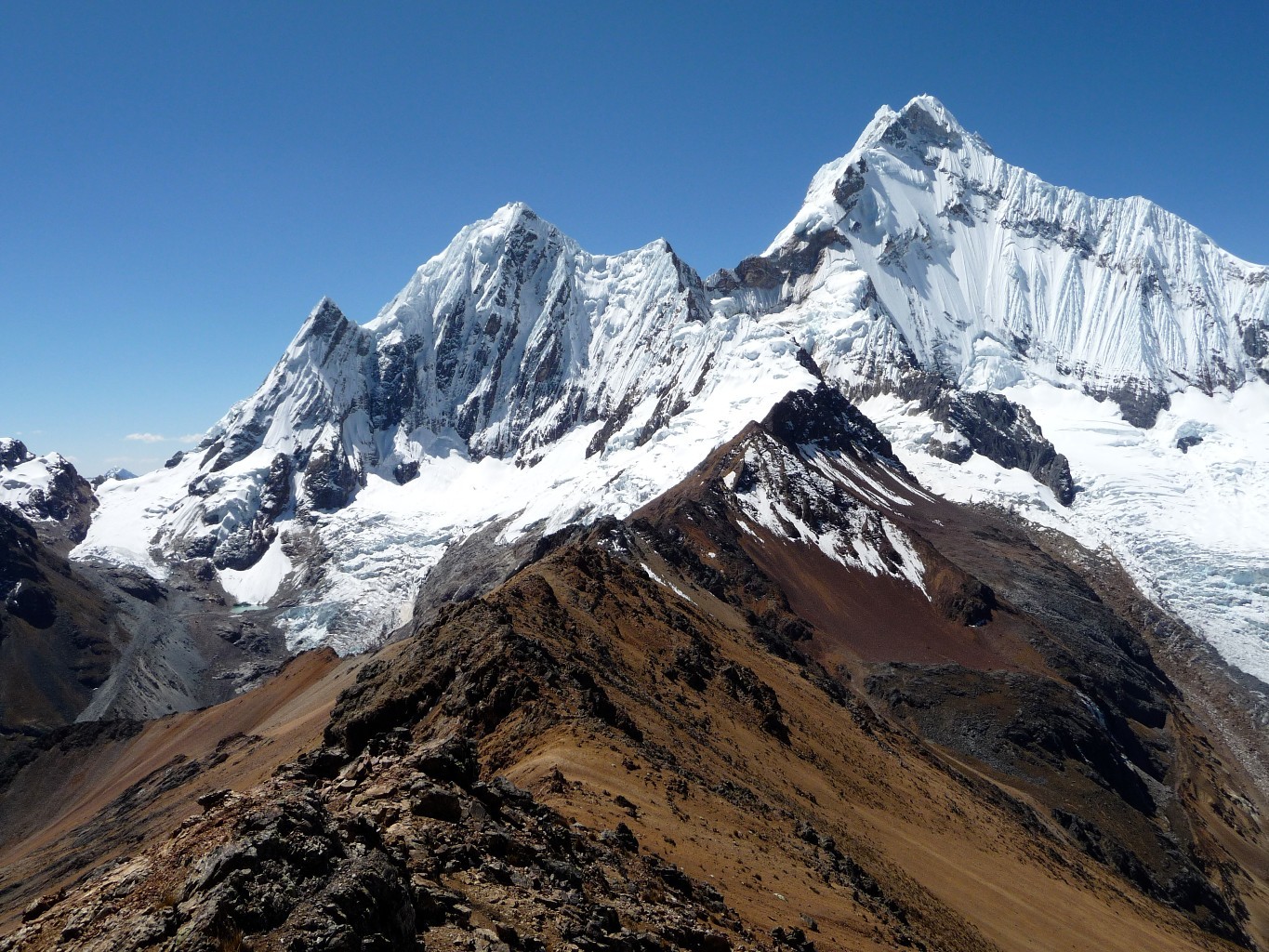 L'arrête au dessus de Sarapococha, à gauche le glacier Rasac.