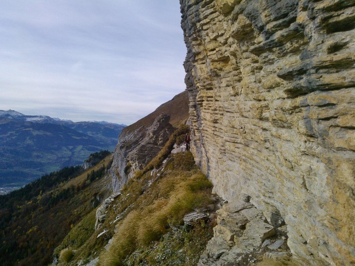 Longer le pied de la paroi