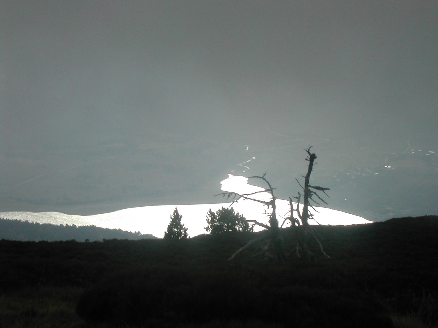 Un ovni? Non, lac de puyvalador reflétant l'intense lumière d'un rayon de soleil traversant brouillard