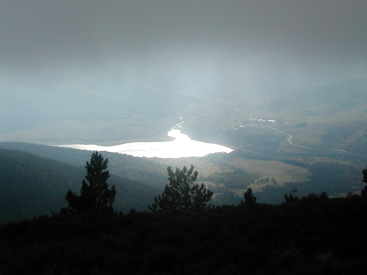 En sortant de la brume, un lac suprenant