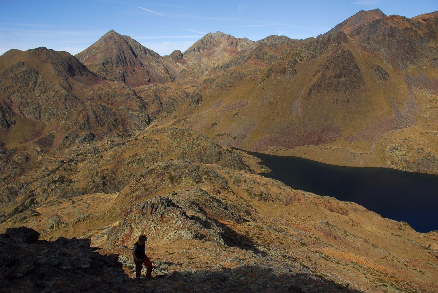 Pujada al cim amb l'estany Fondo al fons