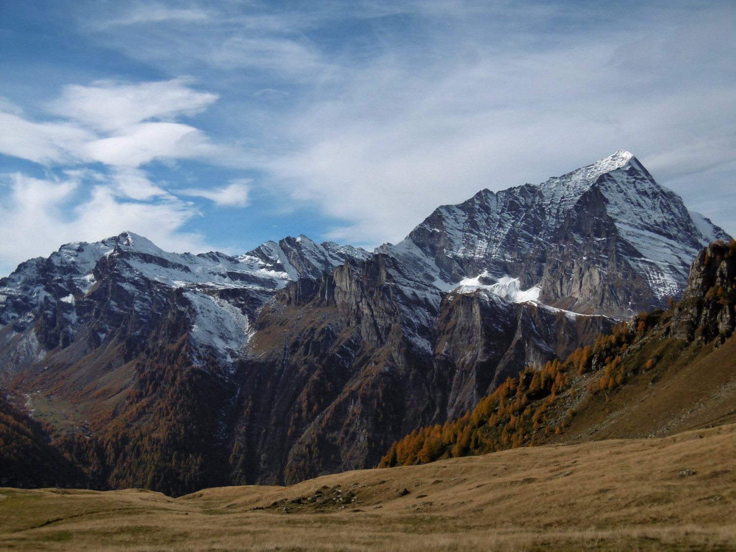 Descente sur l'Alpe Ciamporino, à droite le Monte Leone