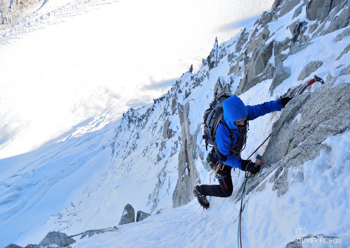passage de mixte vers 3300m. On devine bien la raideur des goulottes juste en dessous, loin des 55/60° prévus sur le topo