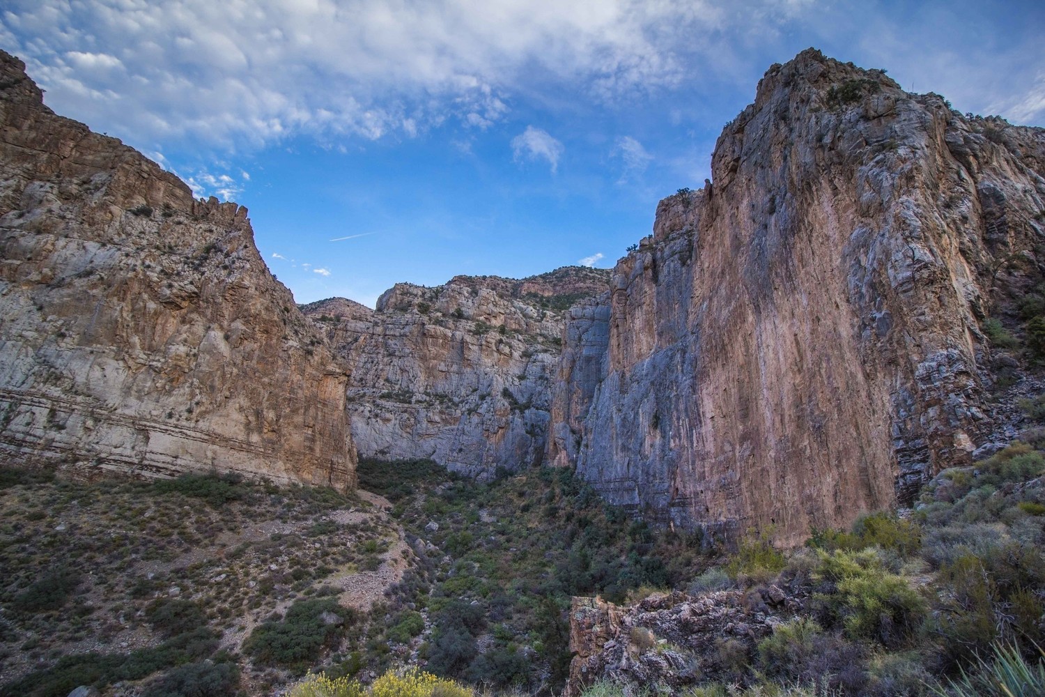 L'entrée du canyon depuis le haut de la marche d'approche