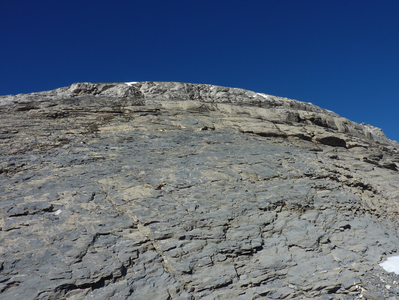 Sous le sommets, dalles et gradins