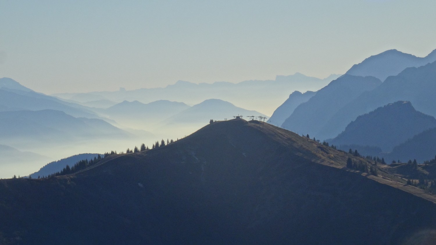 Si qqn pouvait me dire le nom du sommet en forme de molaire un peu sur la gauche....Le mont Aiguille ??