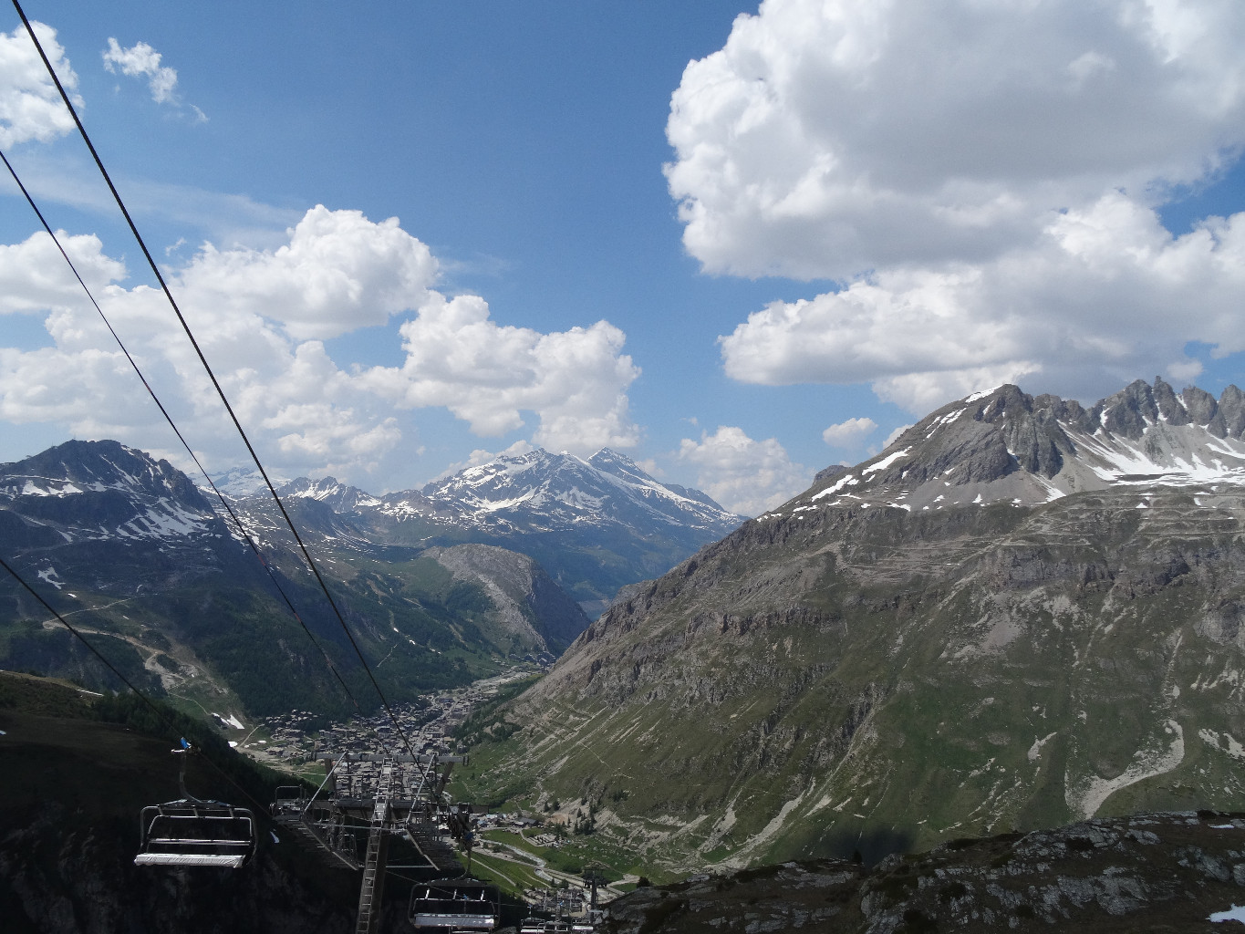 Le village de Val d'Isère depuis la route du col avec le Rocher de Bellevarde, le Dôme de la Sache et le Mt Pourri.