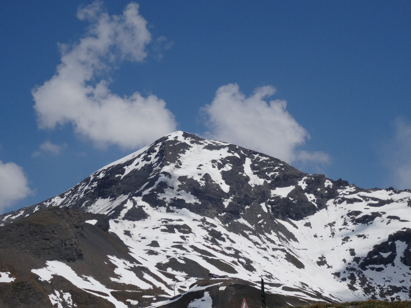 Le sommet envisagé avec l'arête SE bien visible.